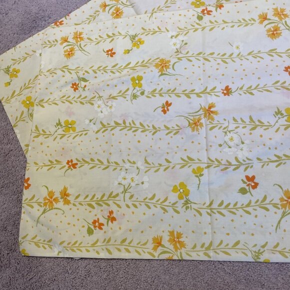 Vintage Pequot Muslin Pillowcases Set of 2 Standard Yellow Flower Power 70s USA - Picture 3 of 7